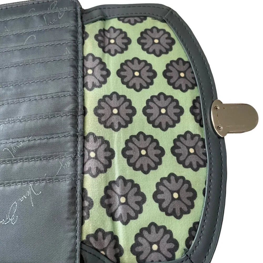 Vera‎ Bradley Quilted Floral Wallet With Wrist Strap Boho chic Clutch Patchwork